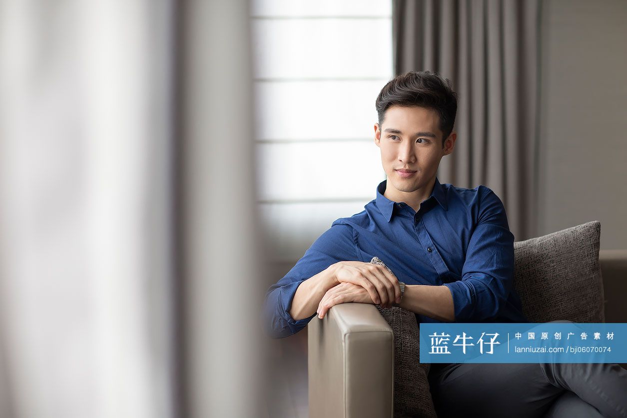 年轻男士坐在沙发上