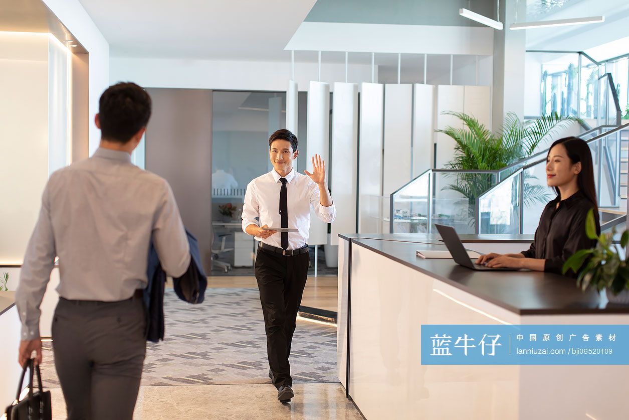 商务人士在办公室打招呼