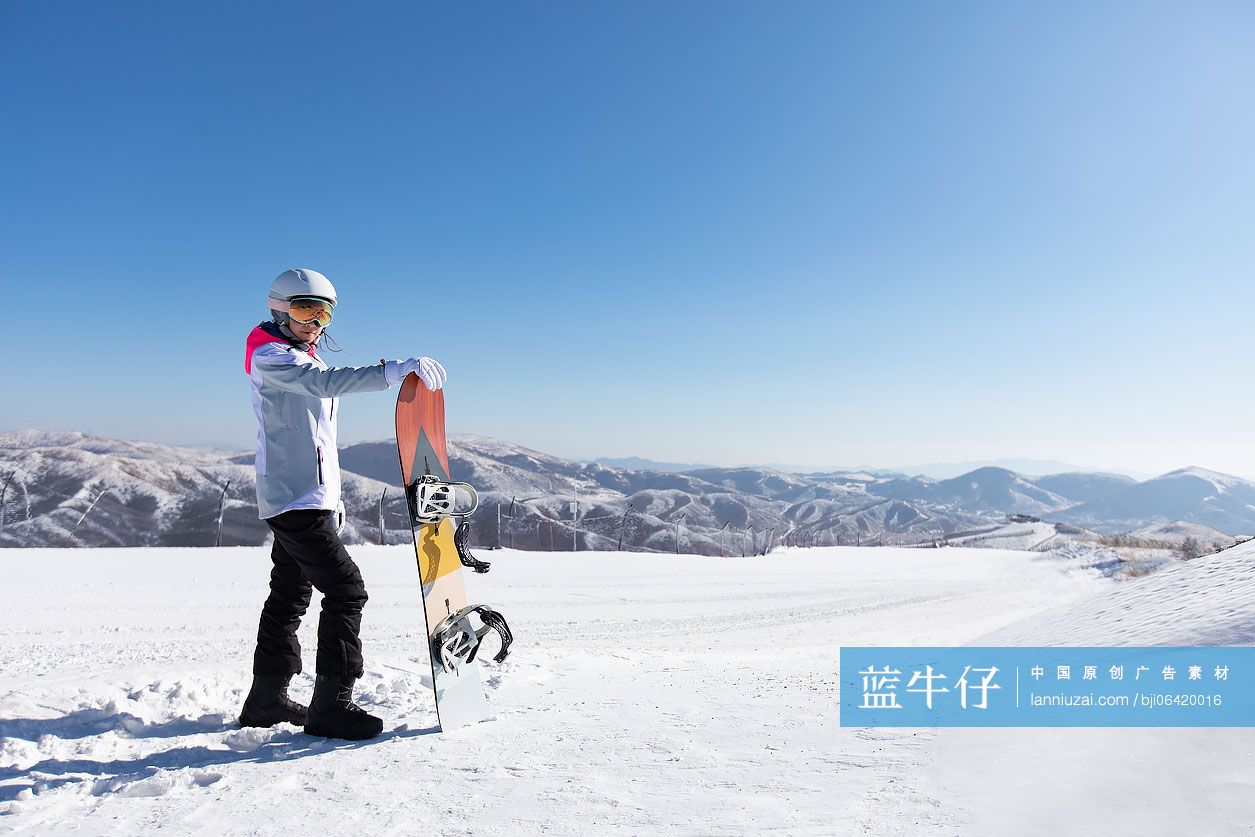 年轻女子户外滑雪