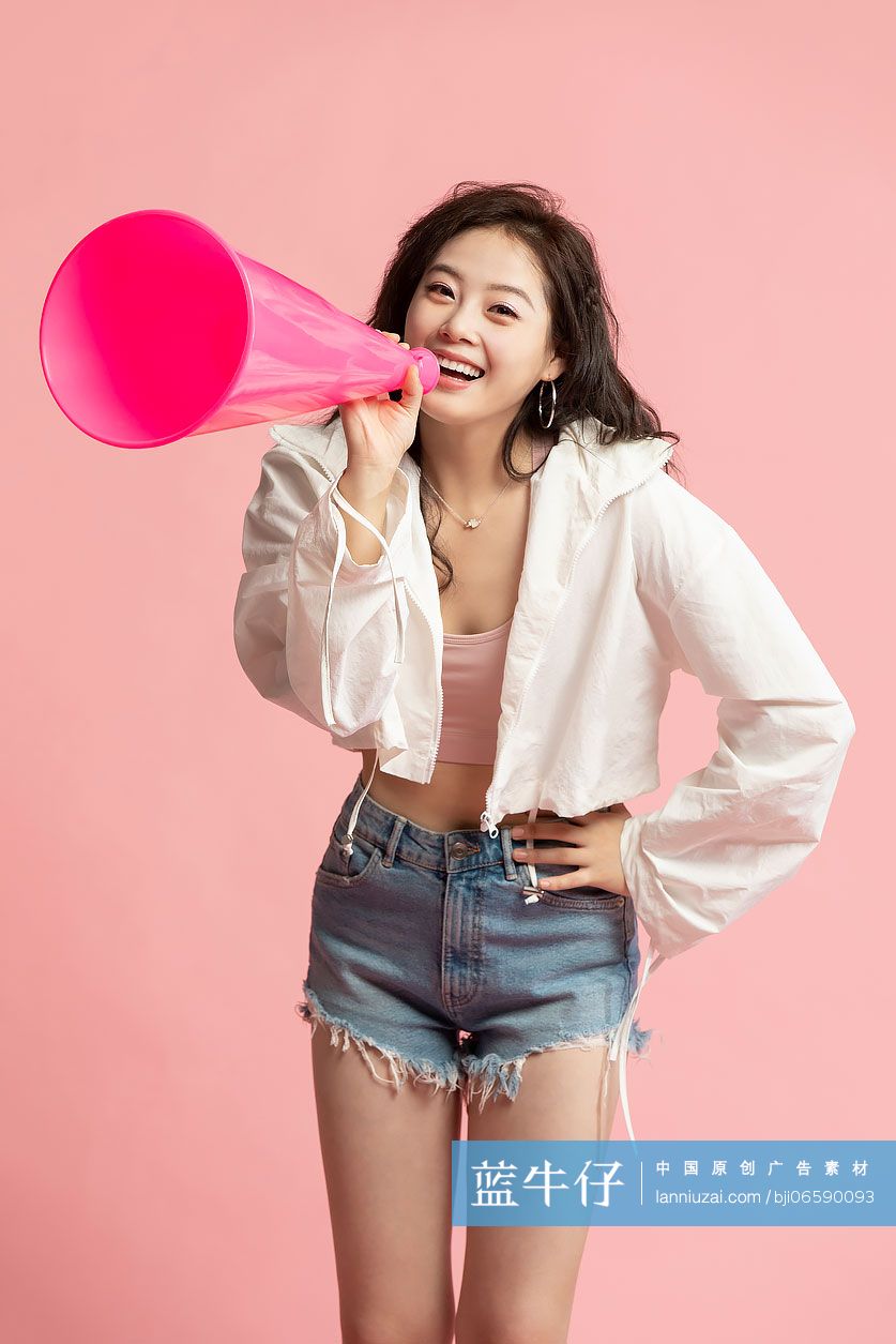 可爱的年轻女孩用喇叭喊话