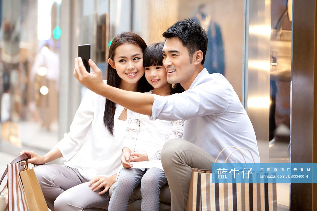 幸福家庭在香港用手机自拍