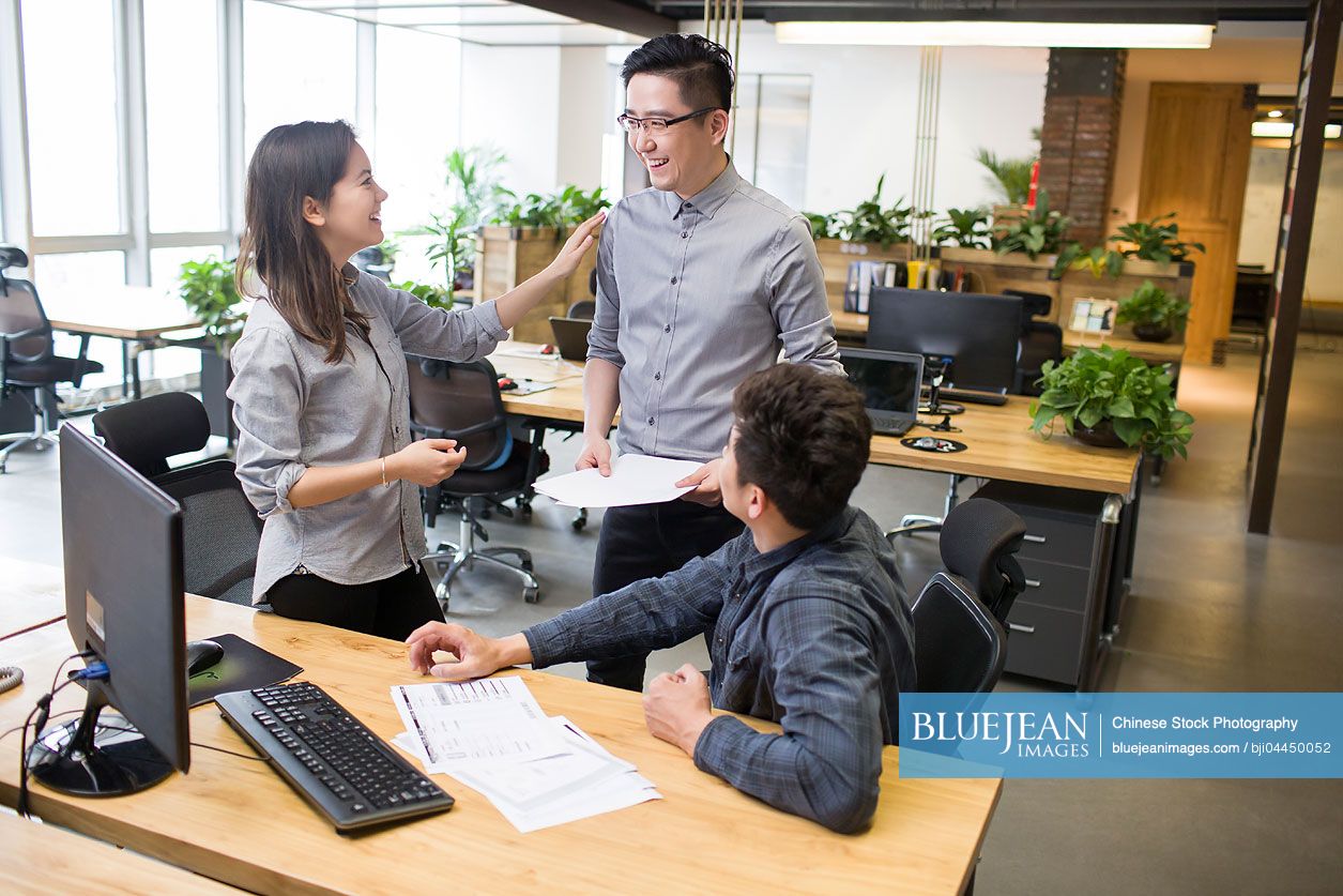 Chinese IT workers talking in office-High-res stock photo for download