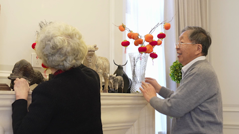 老人精心布置新春家居