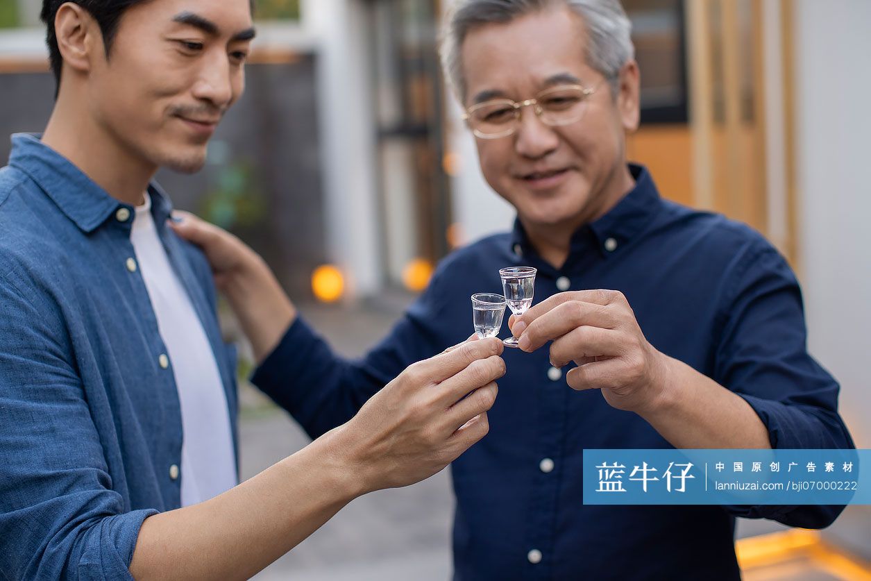 中年男子和父亲品白酒