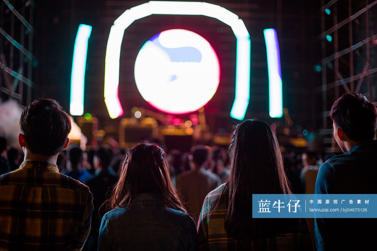 年轻人参加音乐节