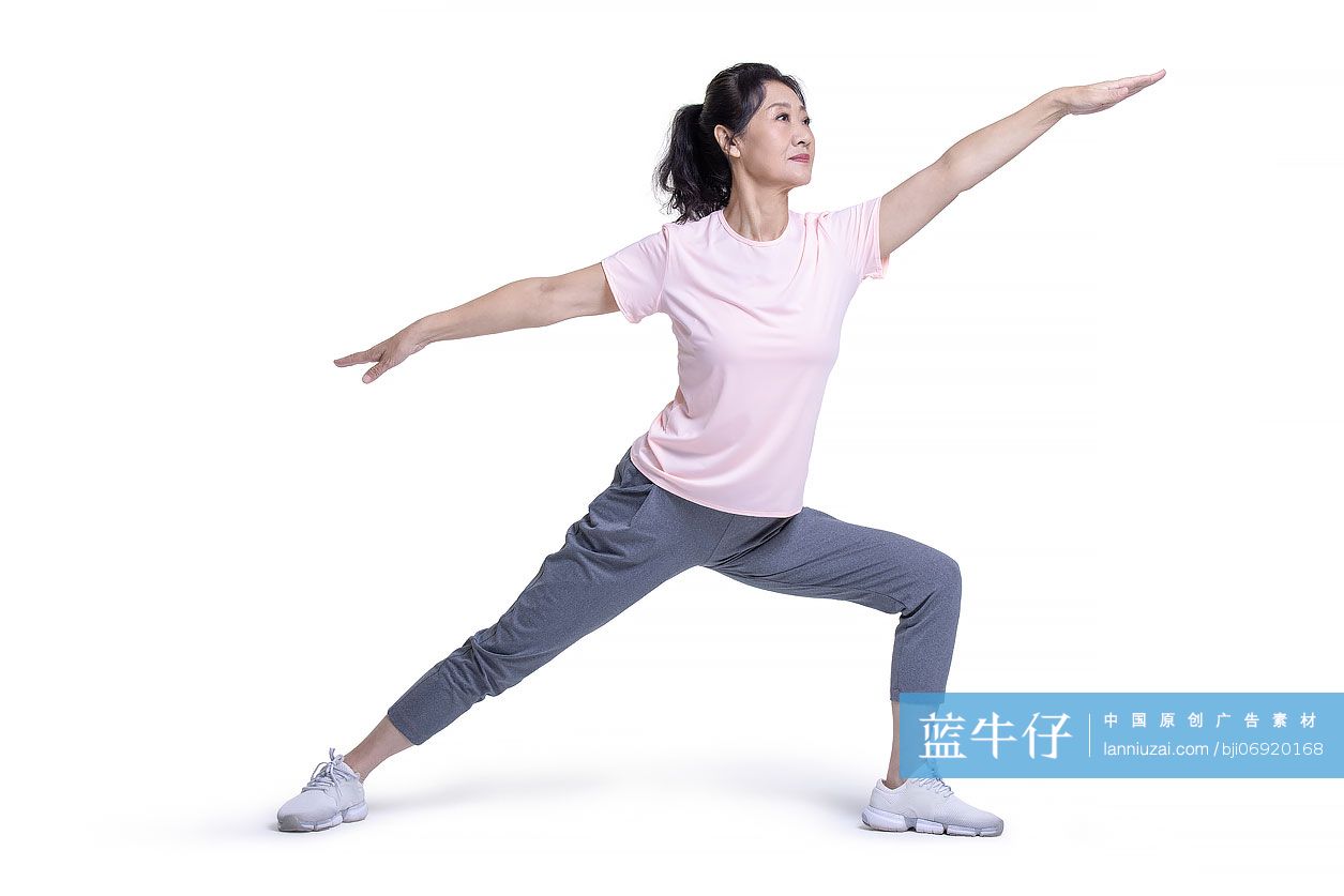 快乐的老年女子锻炼身体