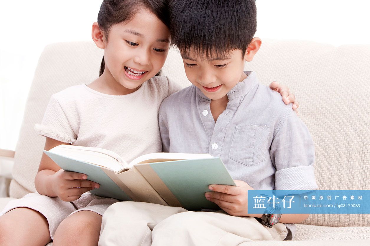 小男孩和小女孩读书