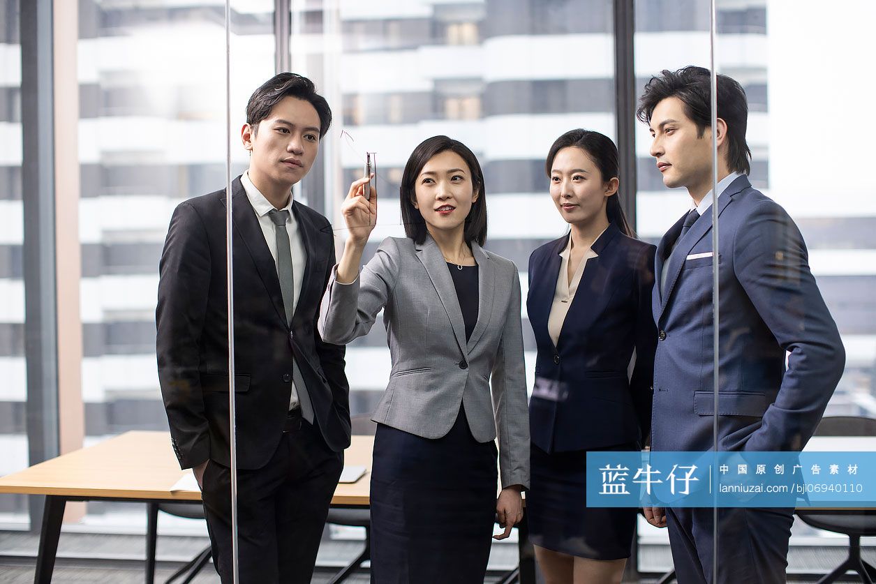自信的商务团队在会议室开会