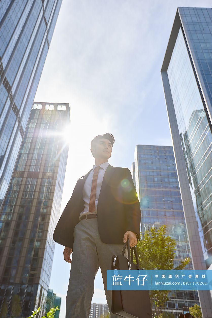 提着公文包的青年商务男士