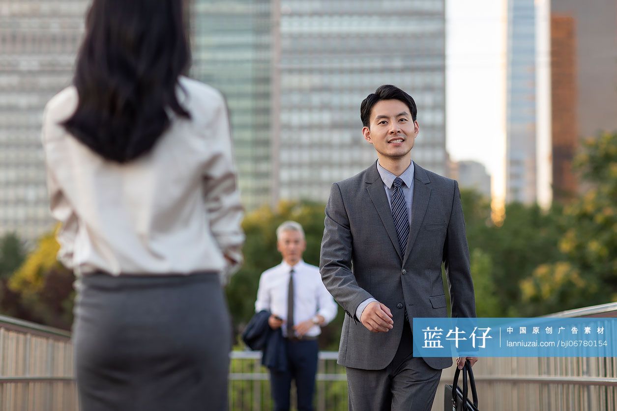 自信的商务人士去上班