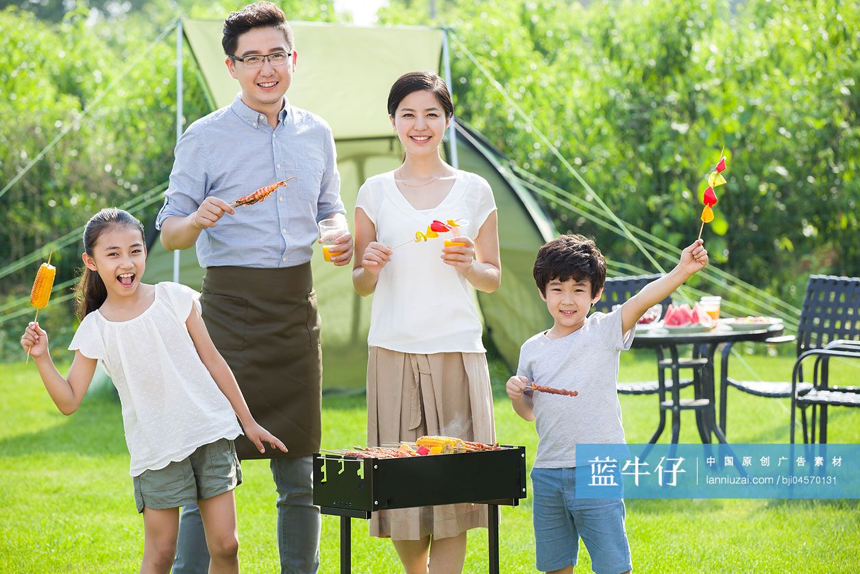 年轻家庭野外烧烤