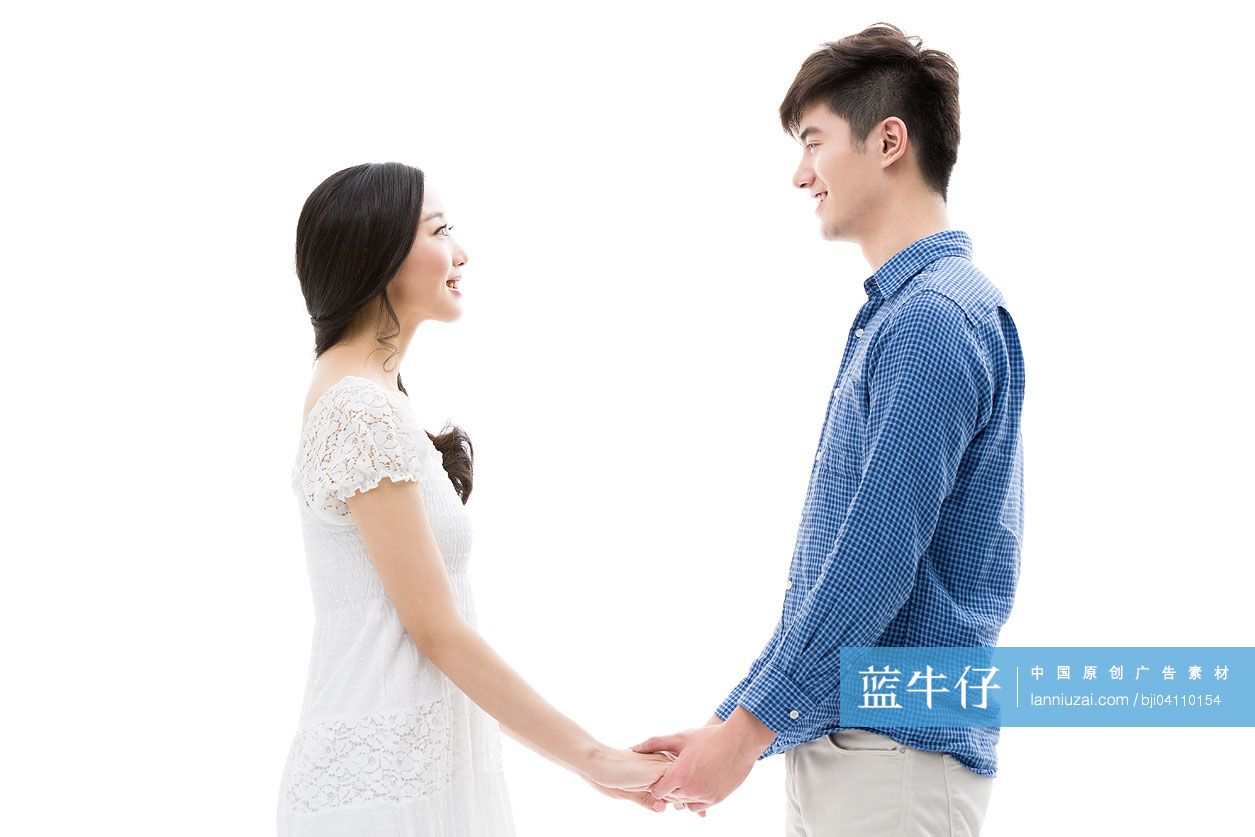 快乐的年轻情侣面对面
