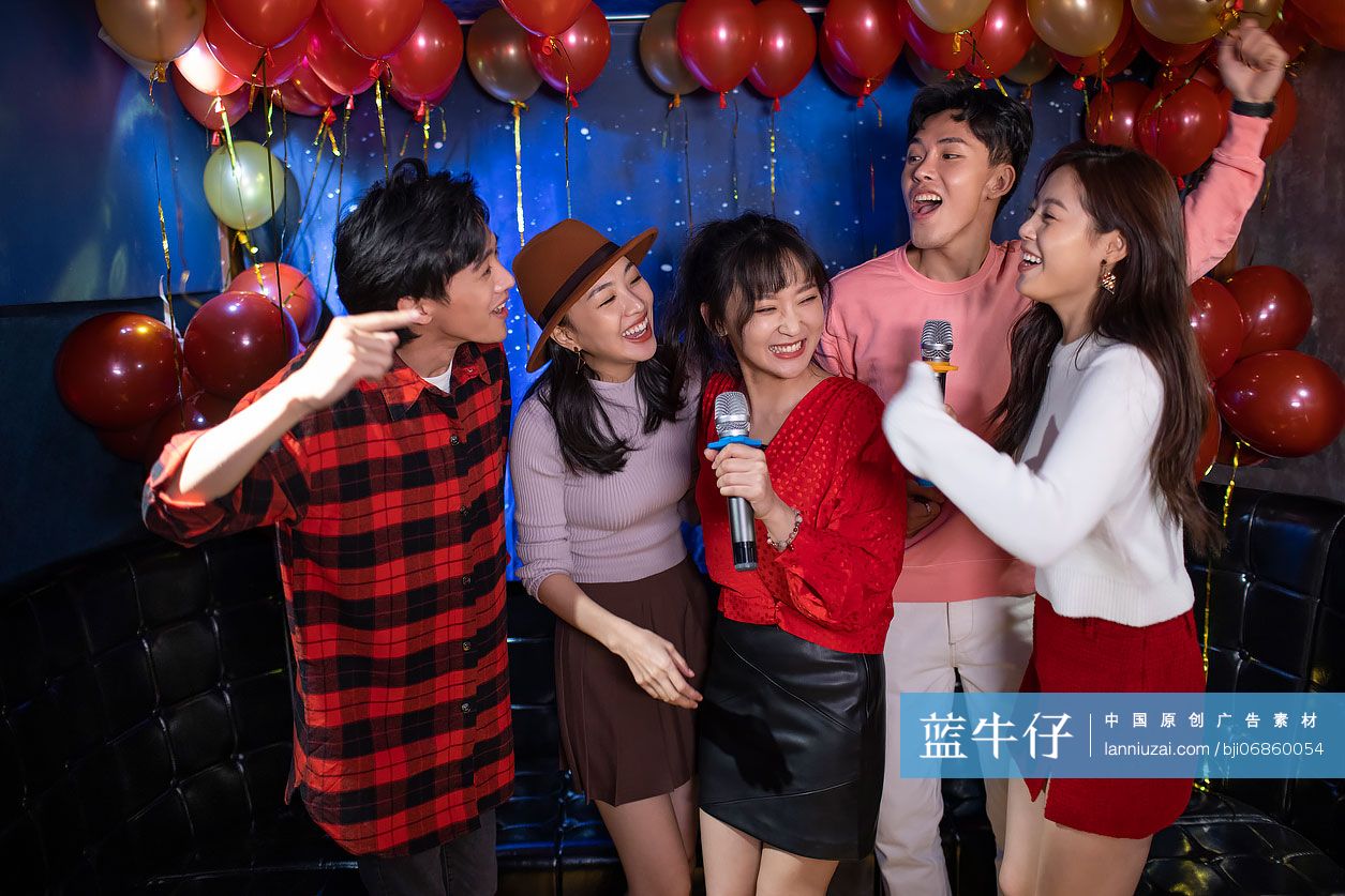 快乐的年轻人在KTV唱歌