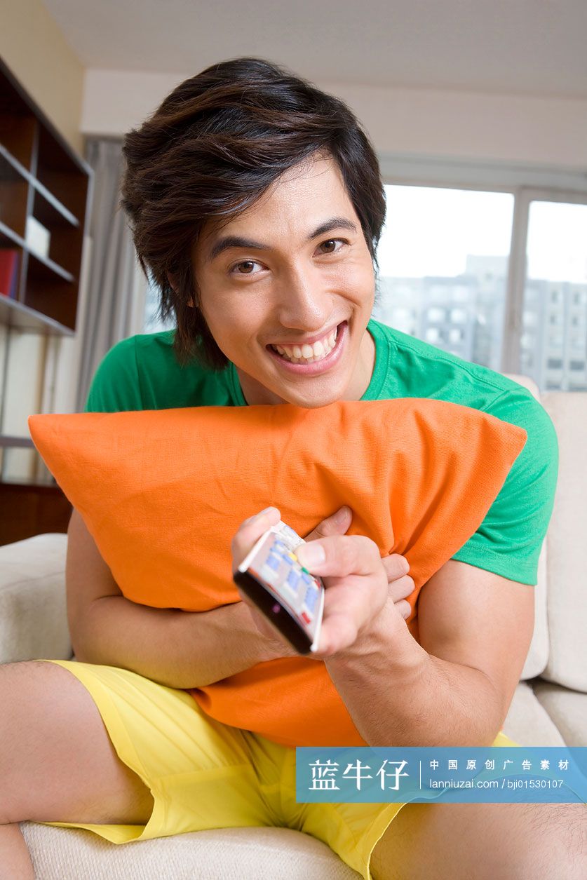 看电视的男青年