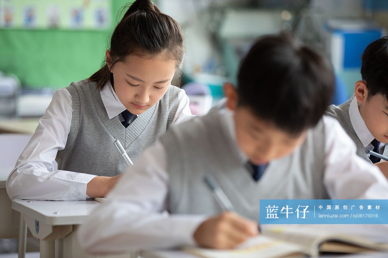 学生在教室学习