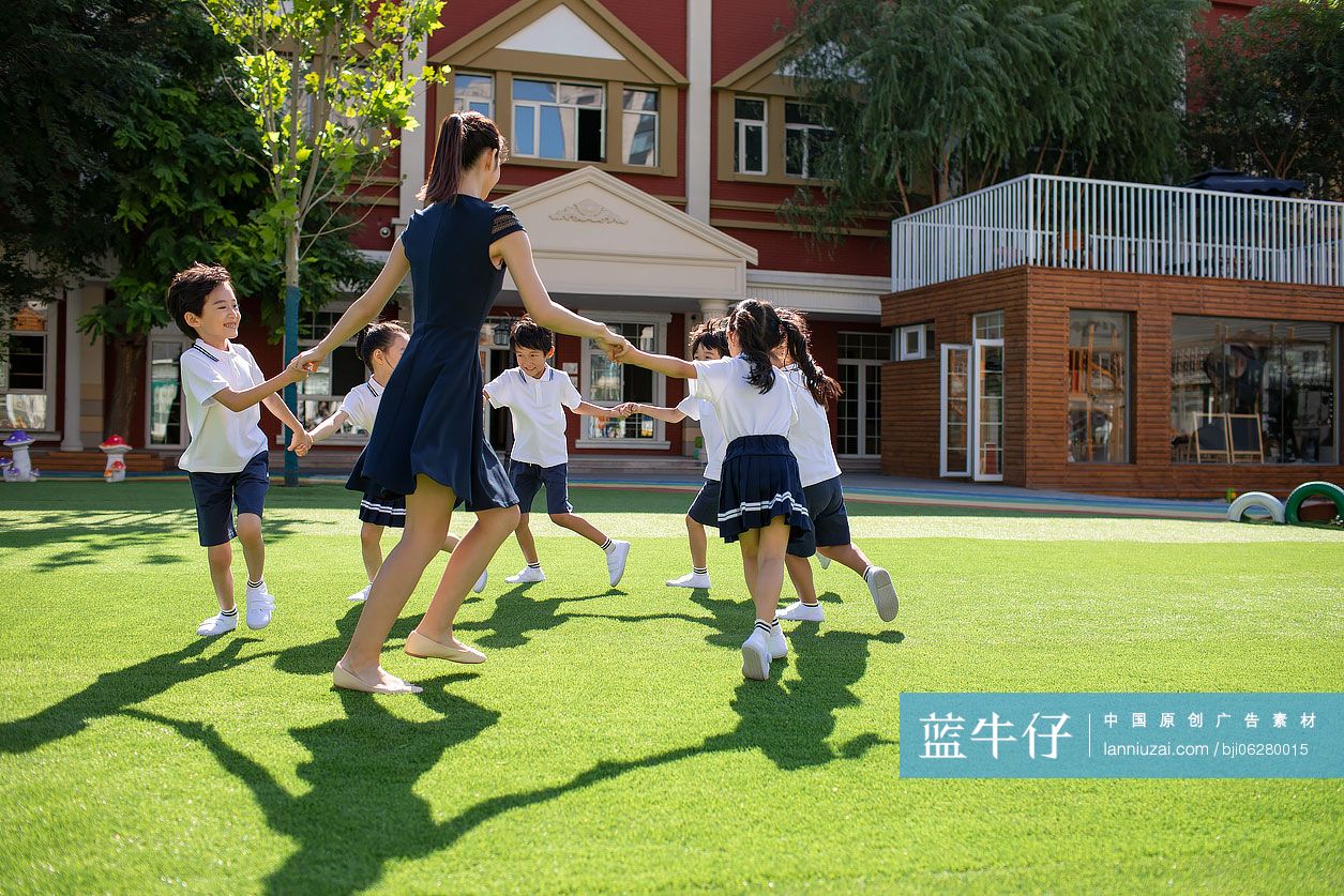 幼儿园老师和学生在操场上玩耍