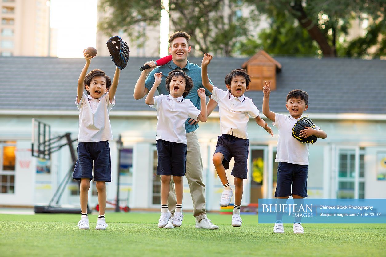 Foreign teacher teaching children basketball
