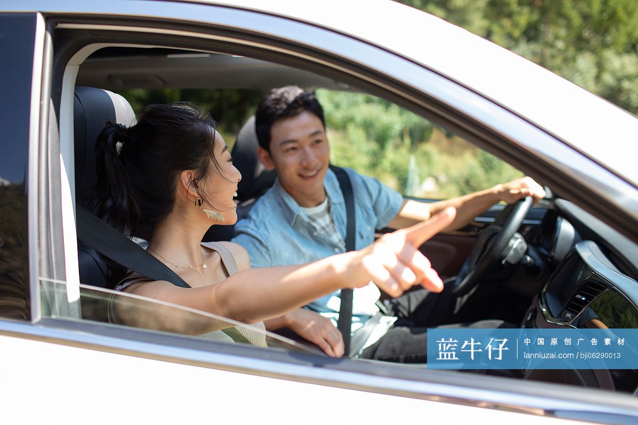 快乐的年轻情侣户外自驾游