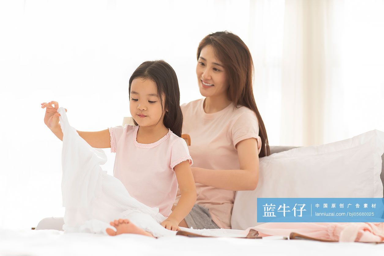 母亲给女儿梳头发