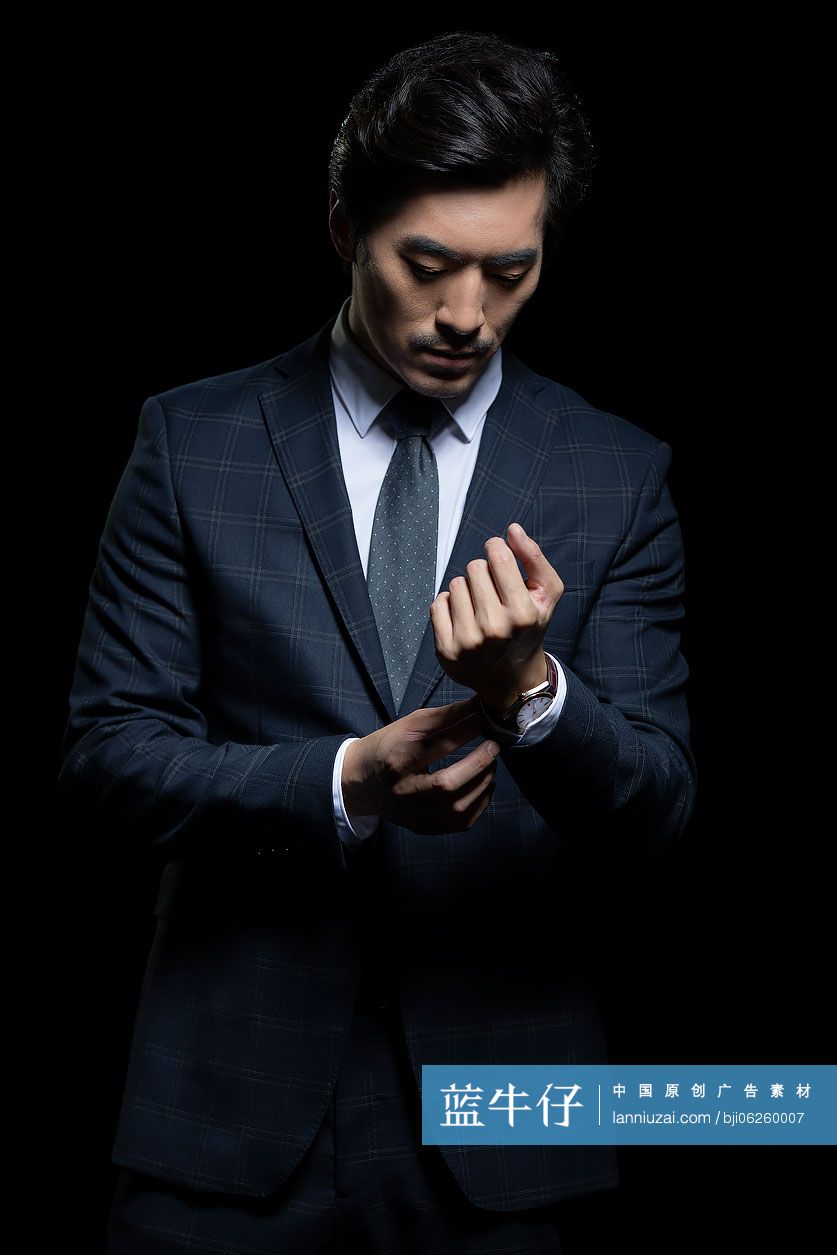 成功的商务男士戴手表