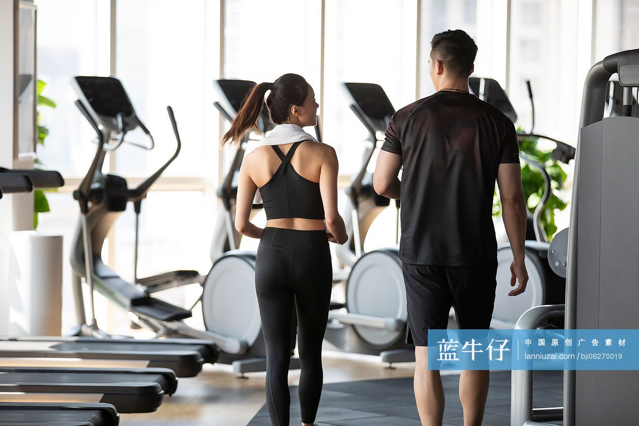 年轻人在健身房健身后休息