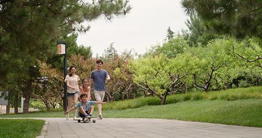 快乐的年轻家庭在公园玩耍