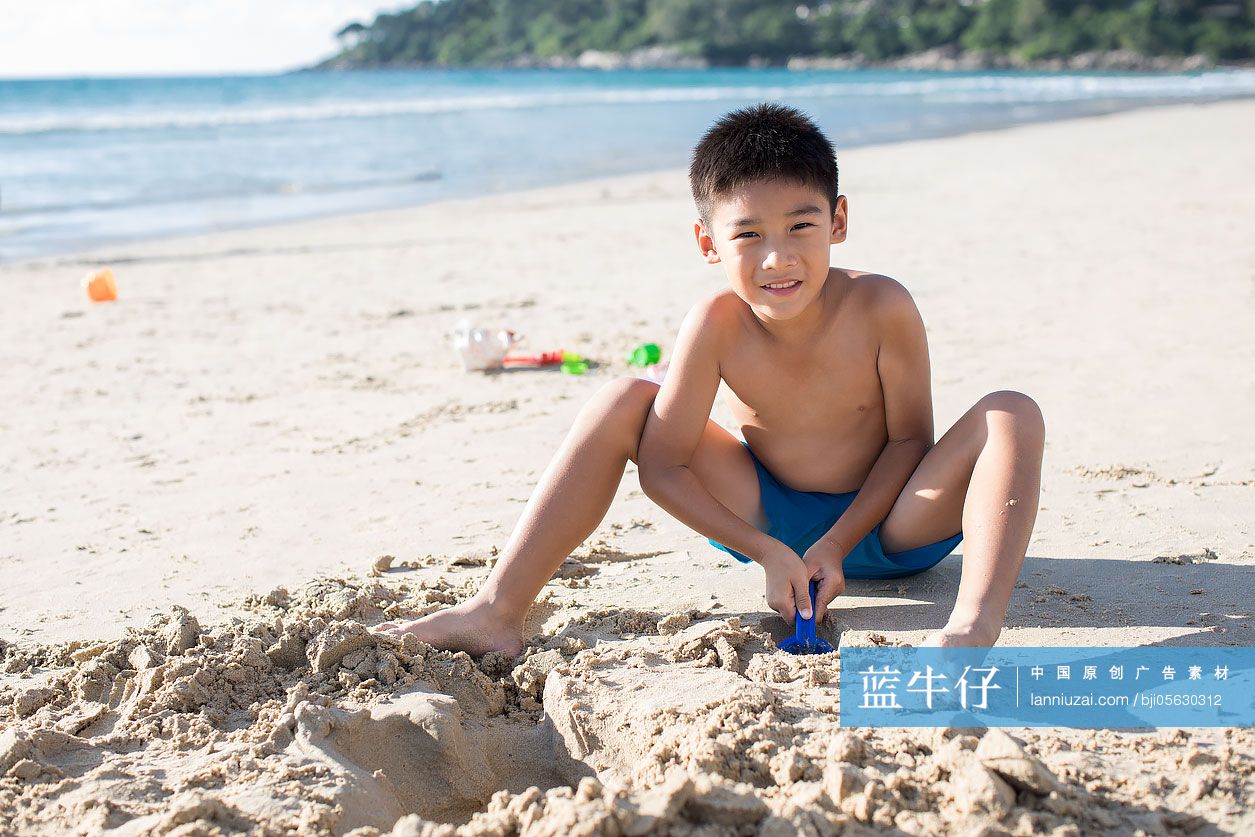 快乐的小男孩在沙滩玩耍
