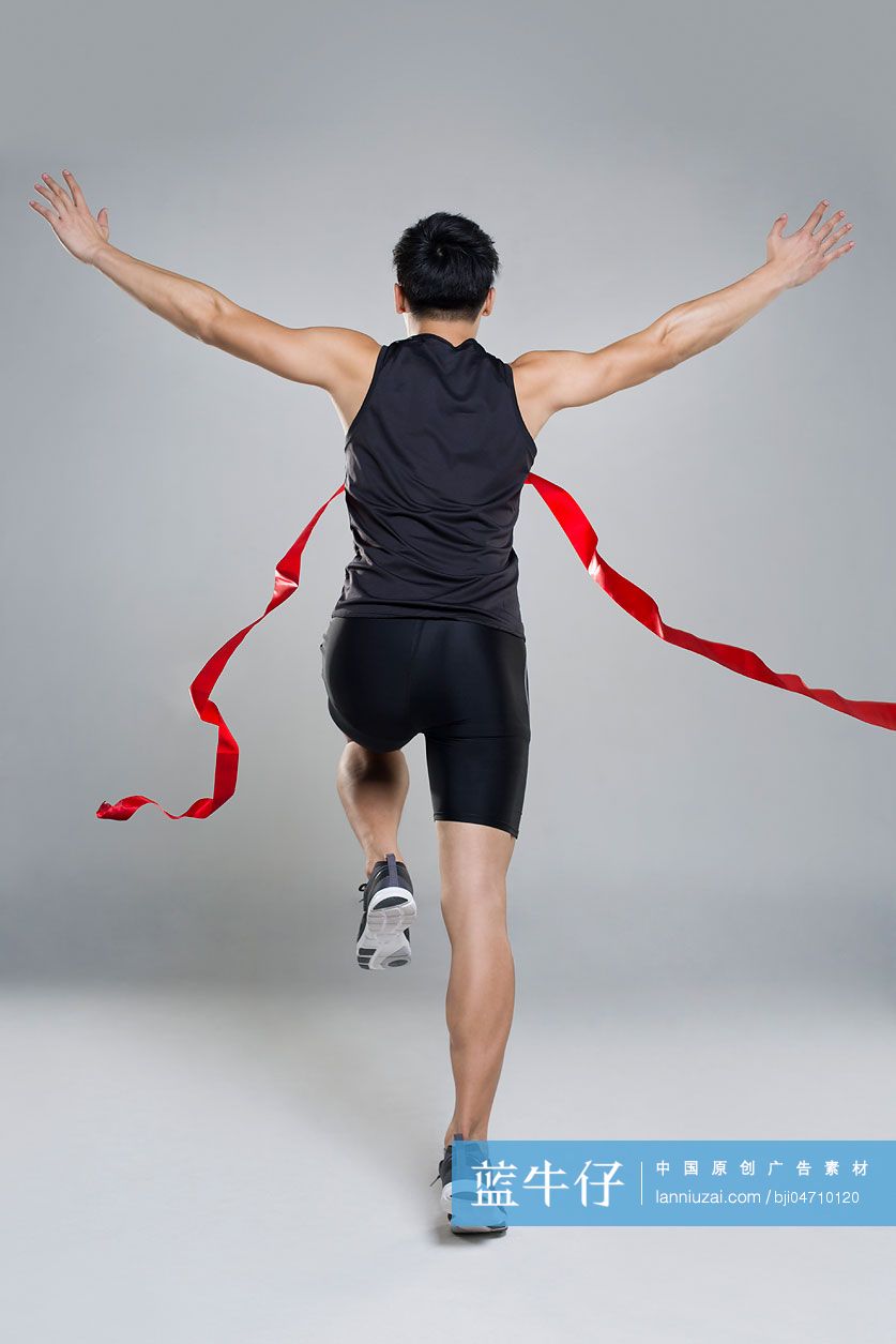 运动员到达终点