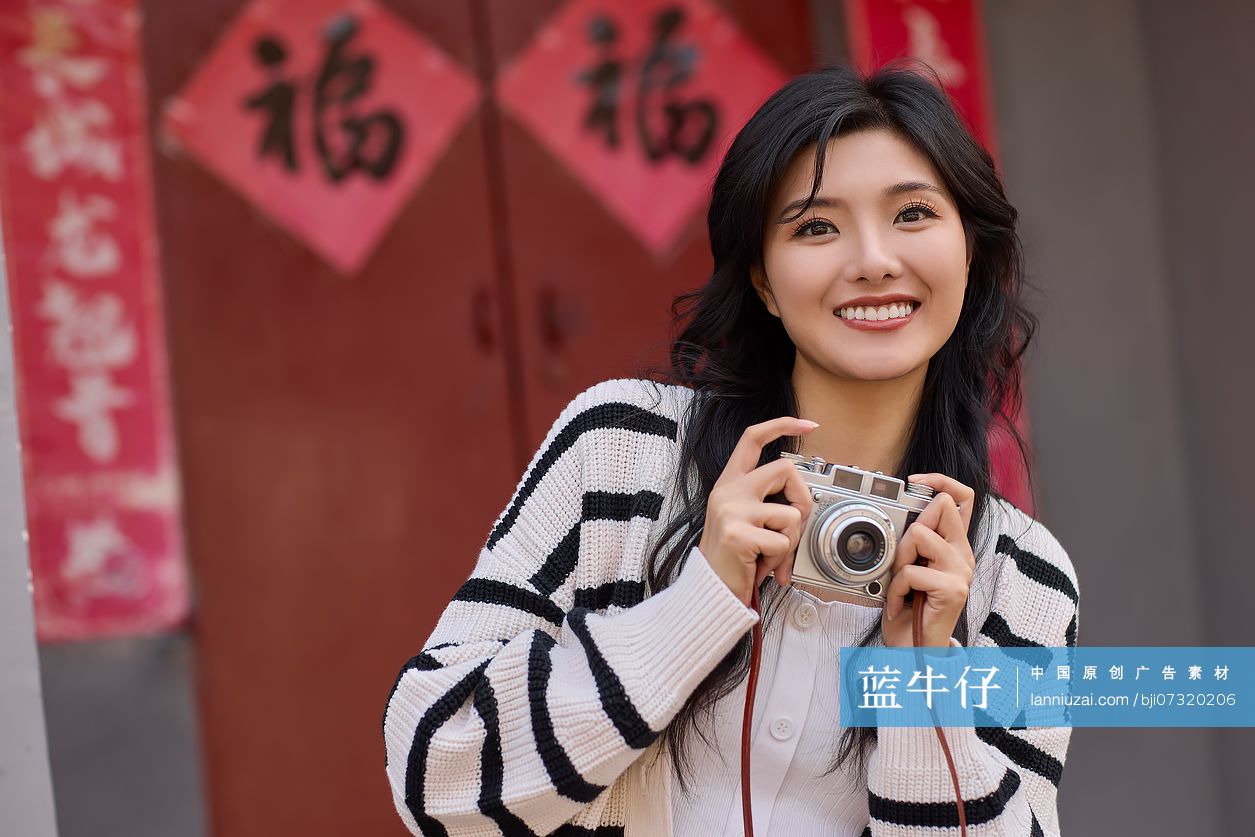 年轻女性拍照旅游