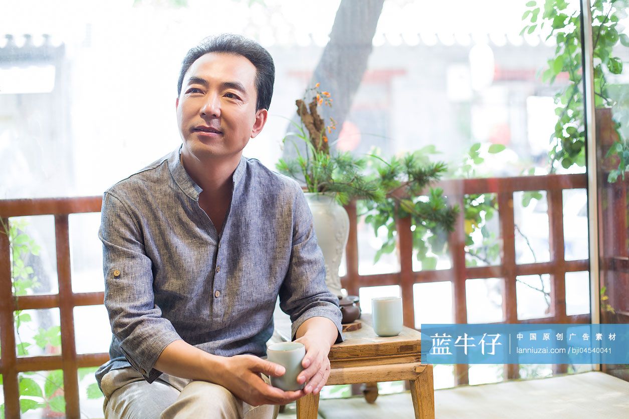 成熟男子在茶馆喝茶