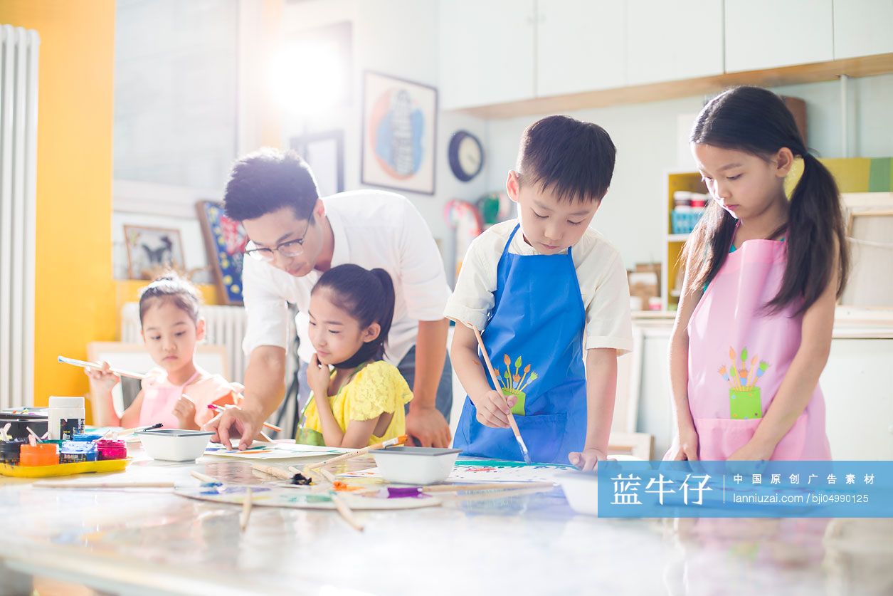 小朋友们上美术课