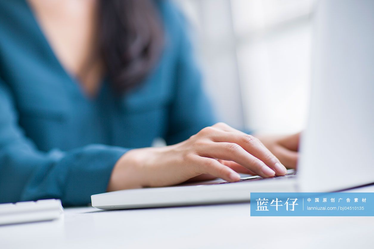 年轻商务女士在办公室工作