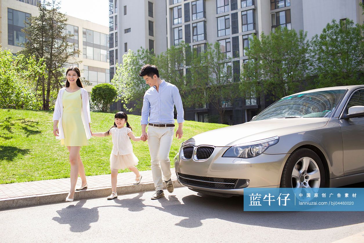 快乐的三口之家手牵手走路