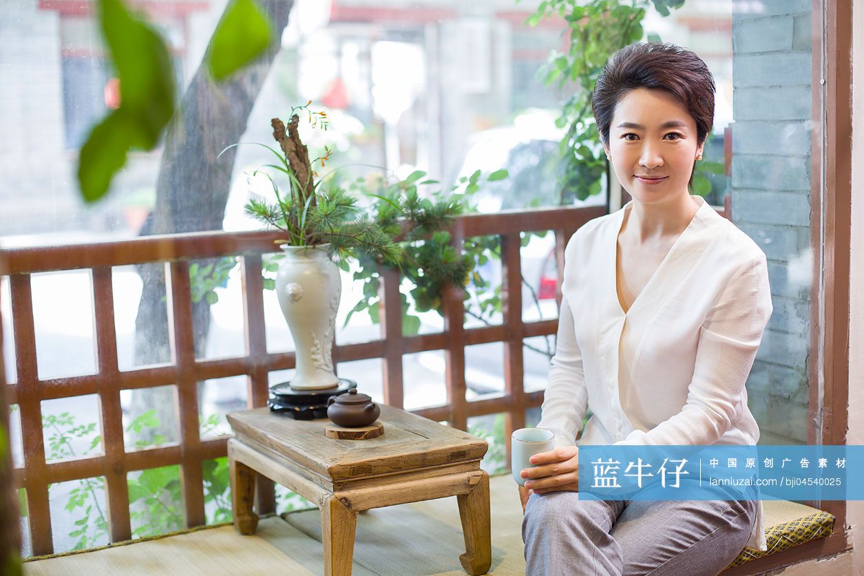 中年女子在茶馆喝茶