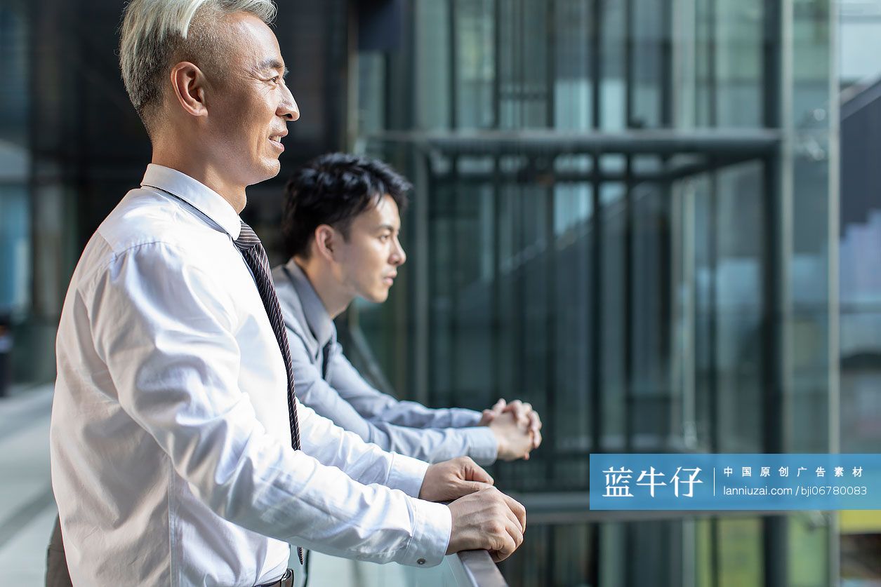 自信的商务人士看向远方