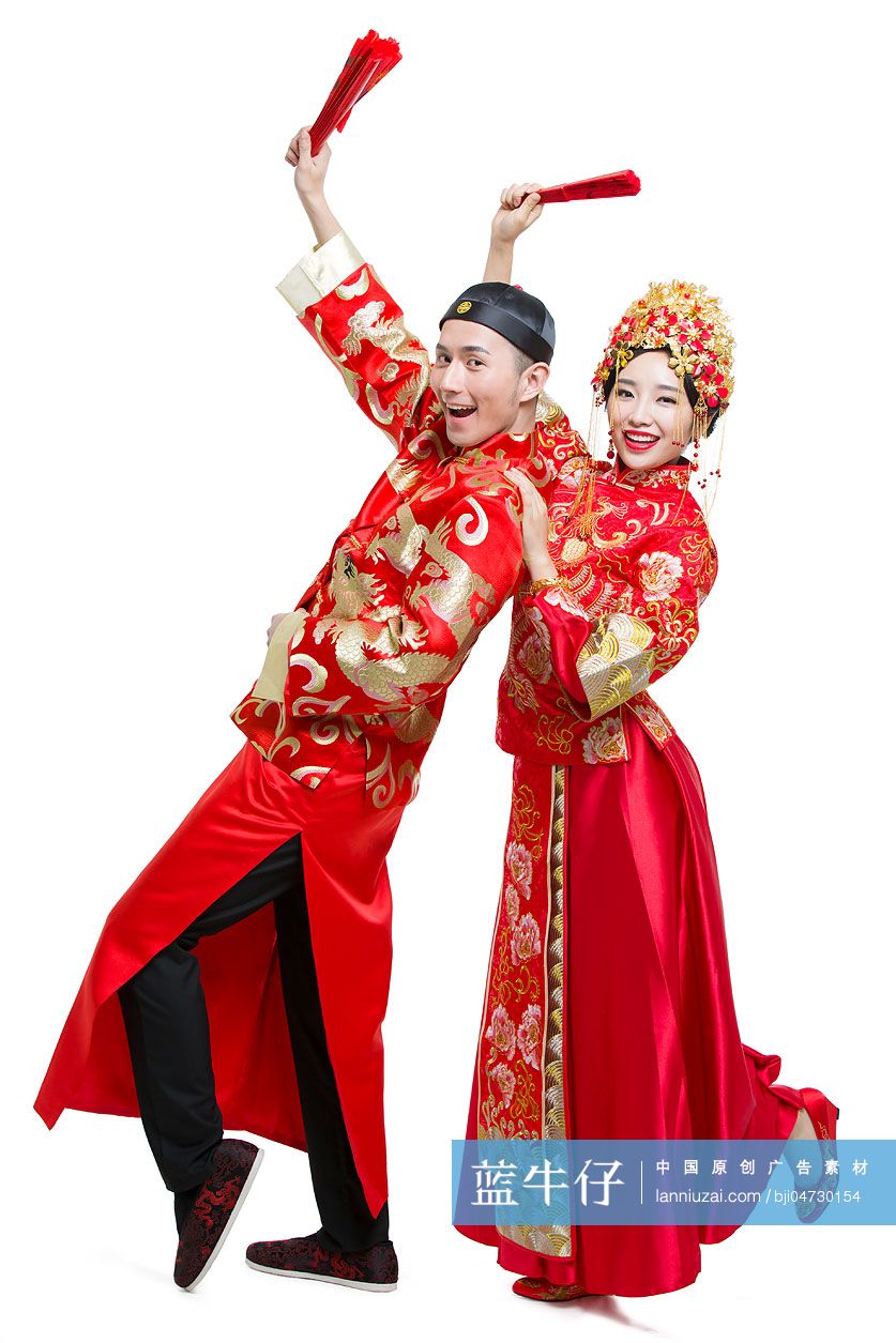 穿中式古装结婚礼服的新娘和新郎