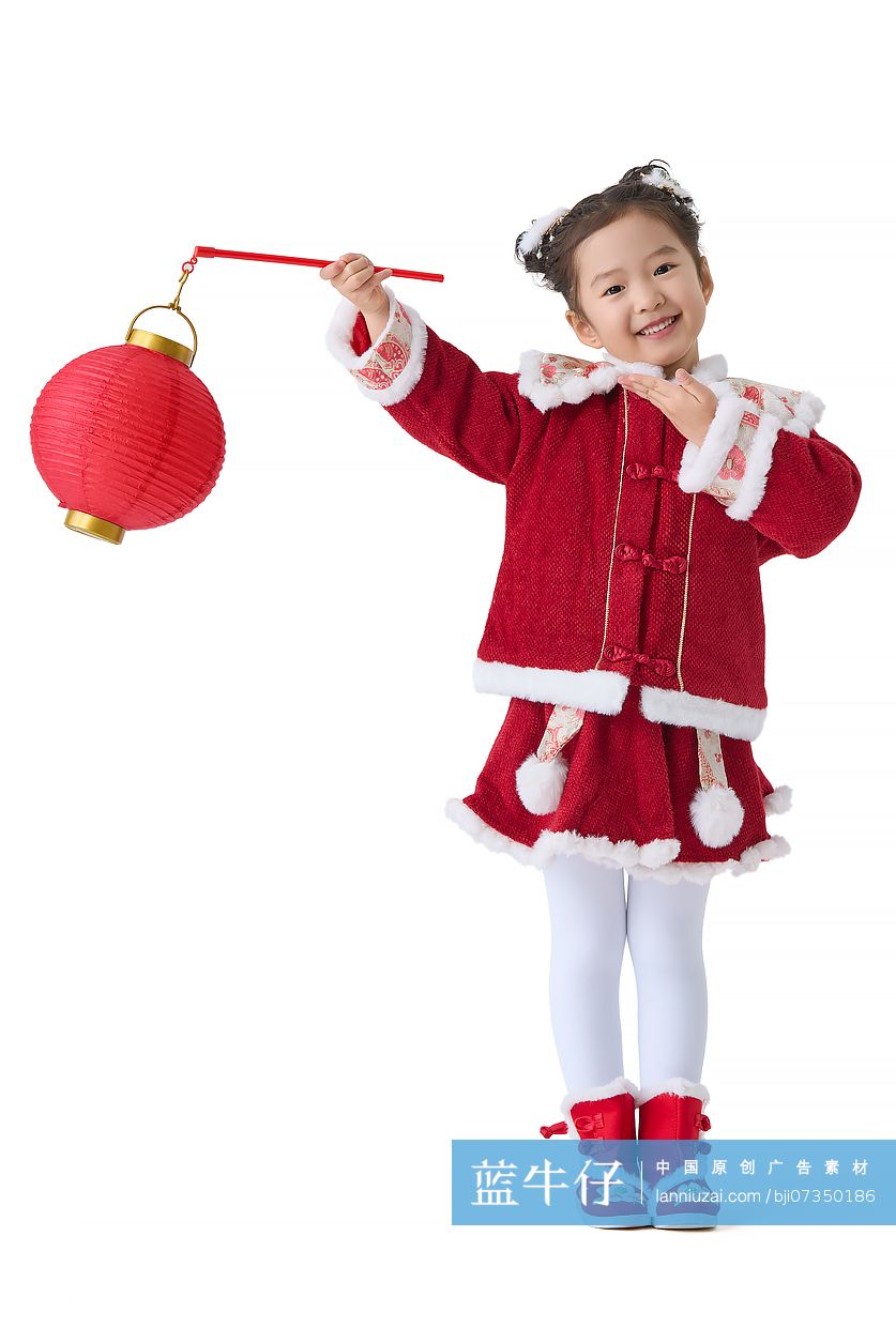 穿着传统服饰的小女孩庆祝新年