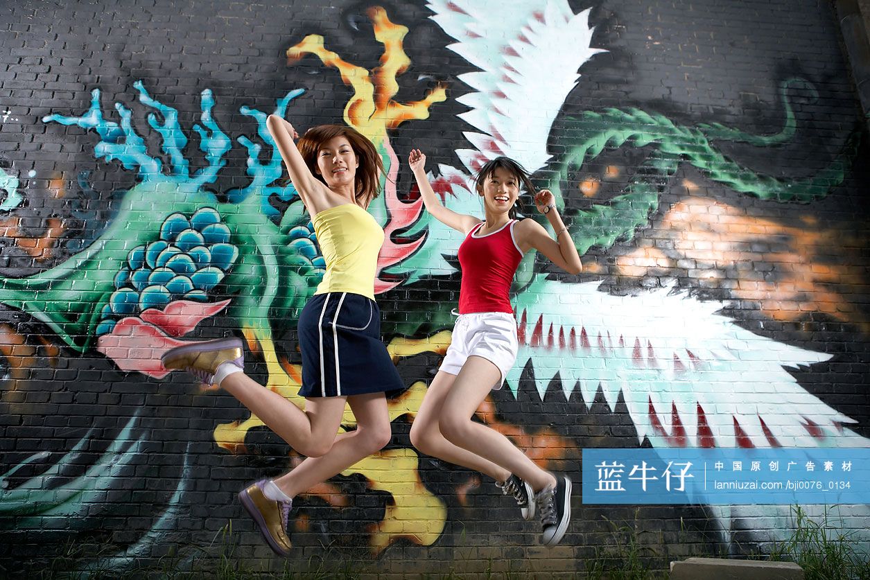 女孩跳跃