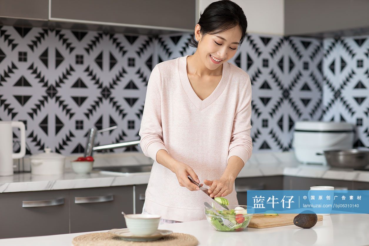 年轻女士在厨房做沙拉