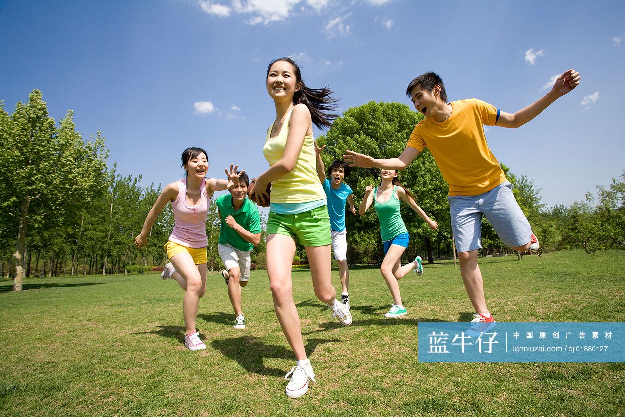 年青人在一起追跑