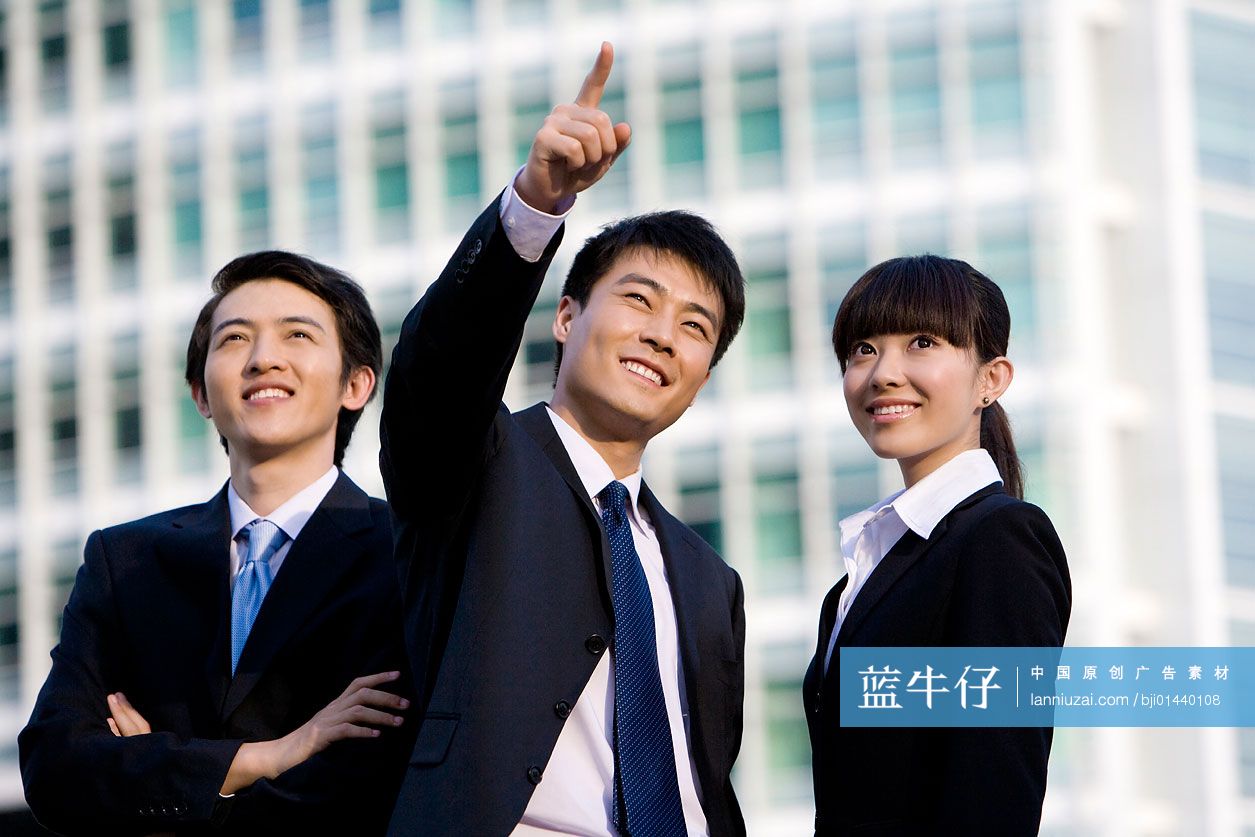 商务人士指向远方