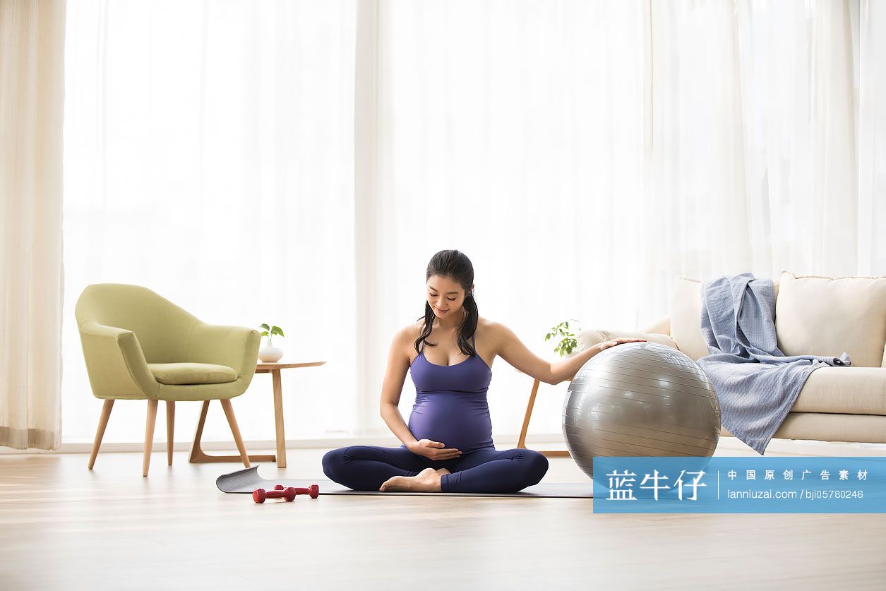 年轻孕妇在家健身