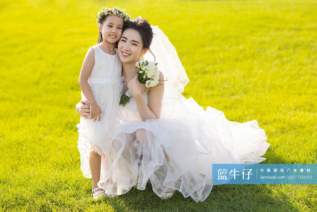 可爱的婚礼花童和新娘在草地上玩-蓝牛仔影像-中国原创广告影像素材