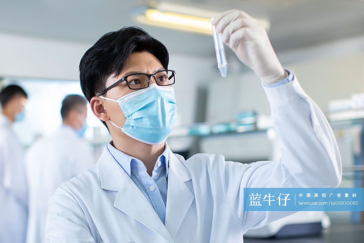 医学研究员在实验室工作