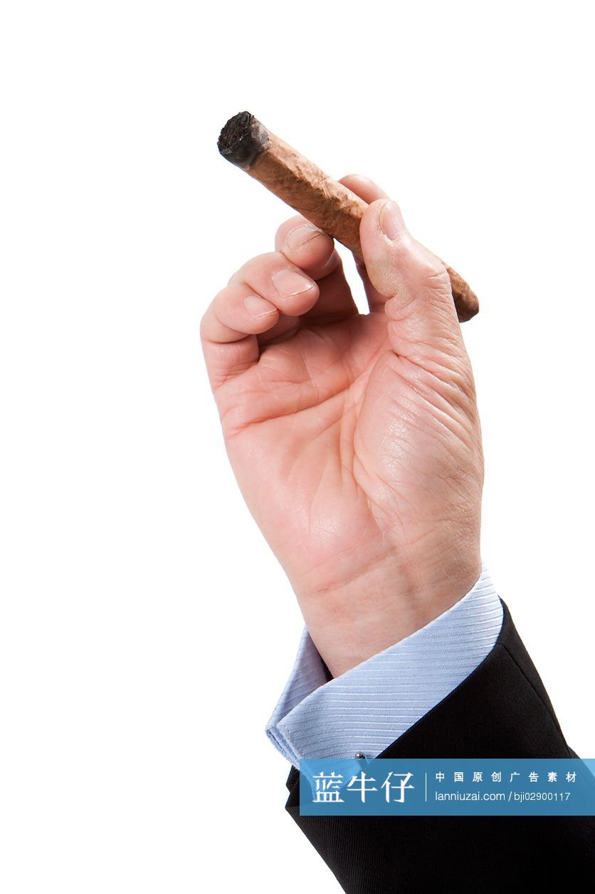 手握雪茄烟特写