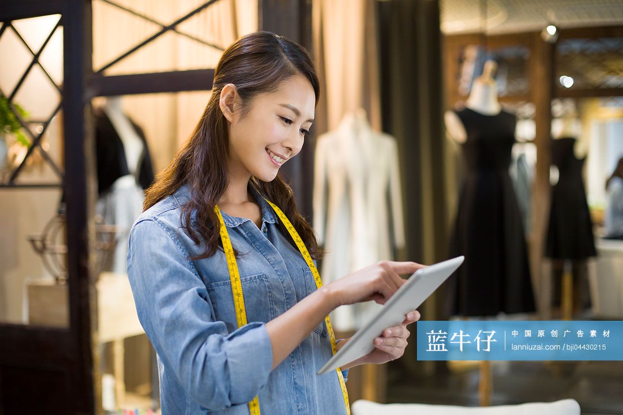 女服装设计师使用平板电脑