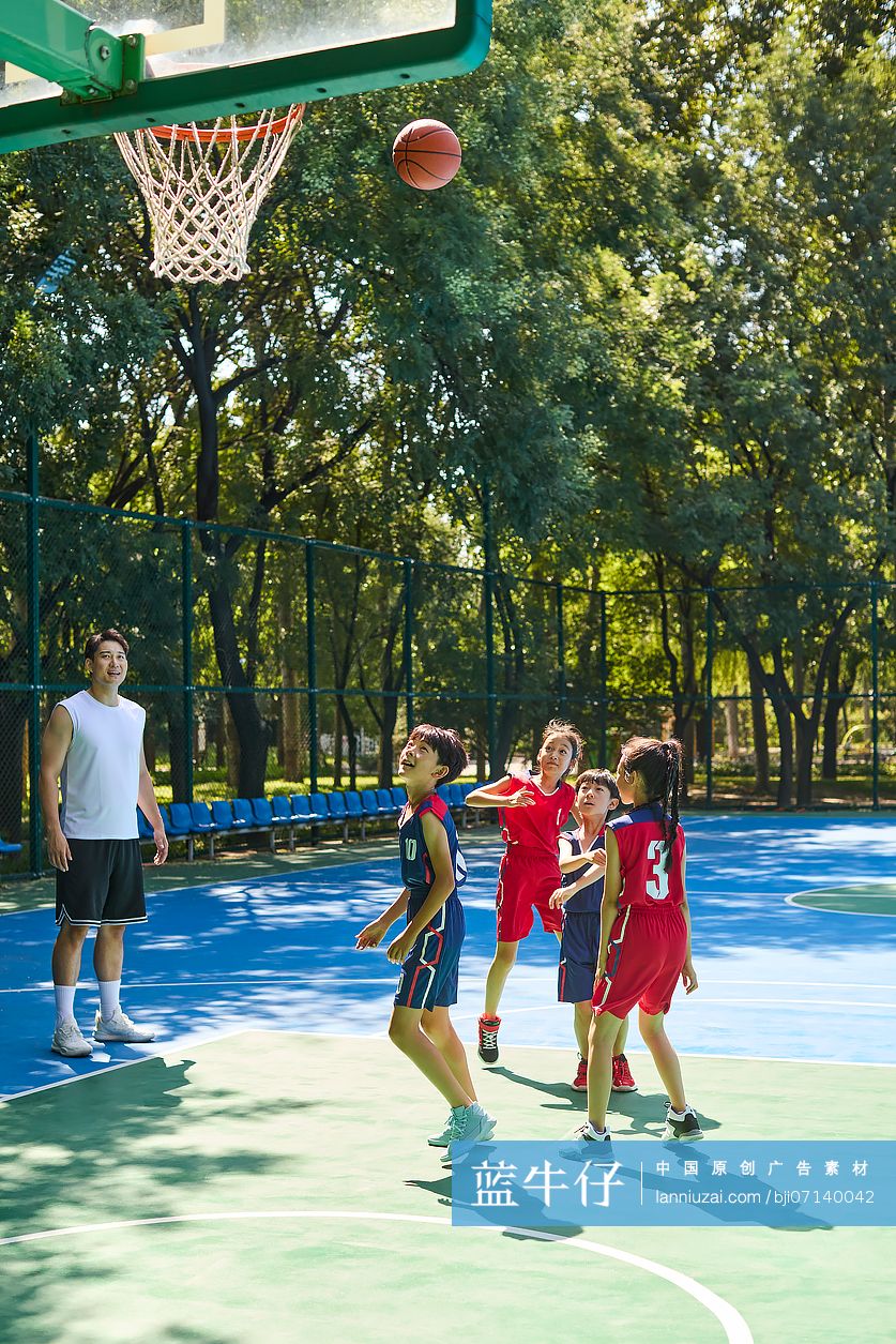 教练指导孩子们打篮球
