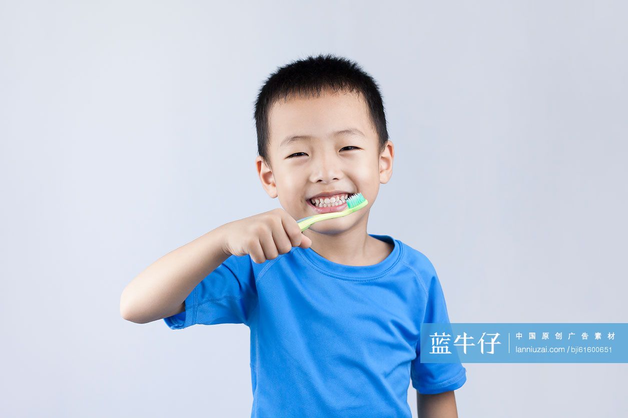 可爱的小男孩刷牙
