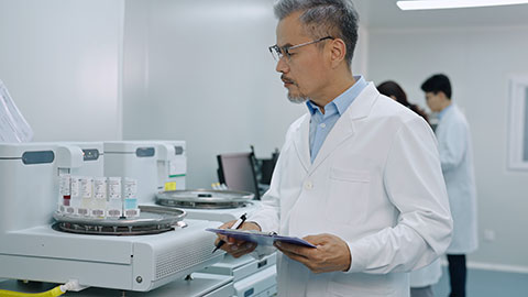 Chinese researchers working in laboratory,4K