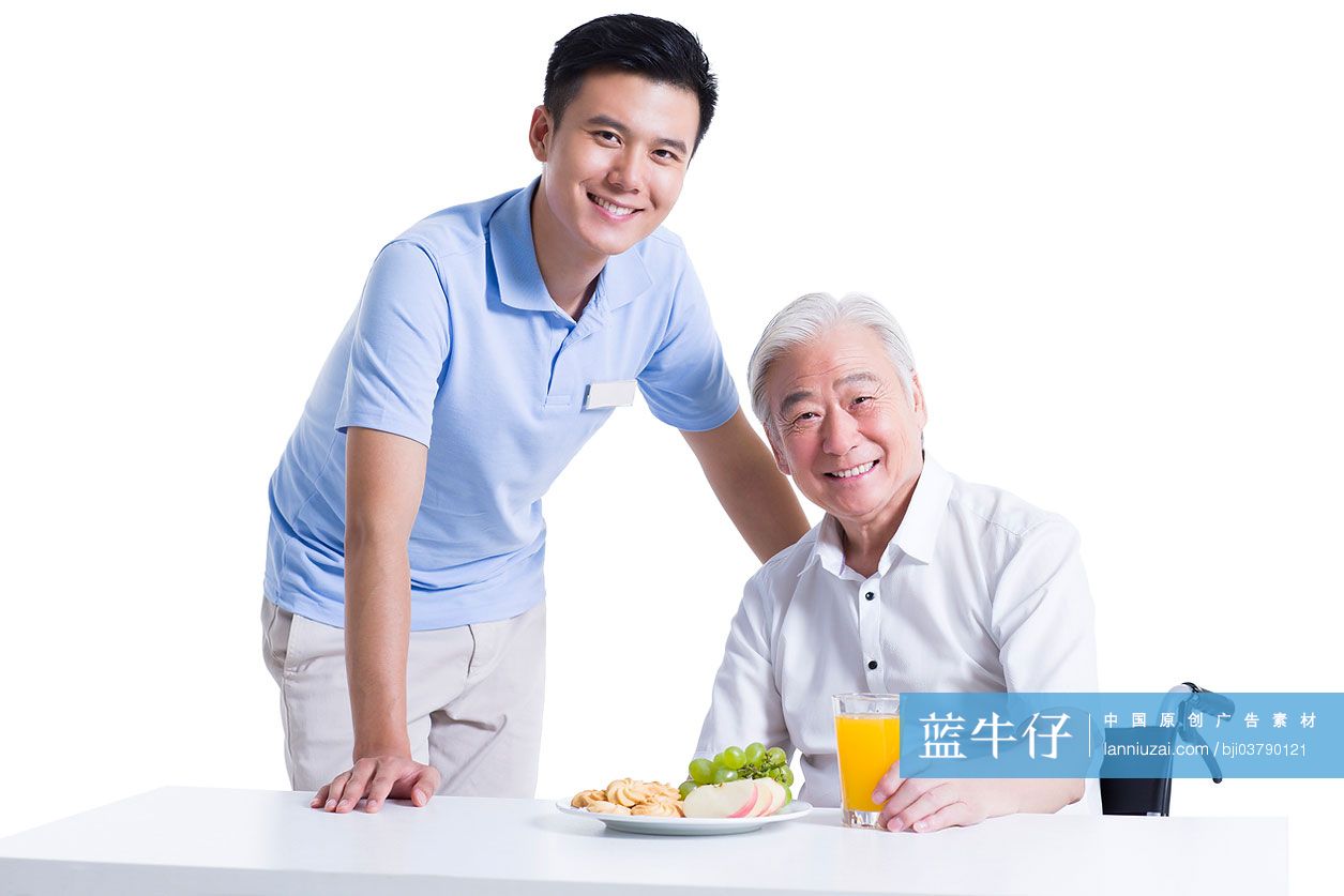 护工与用早餐的老人